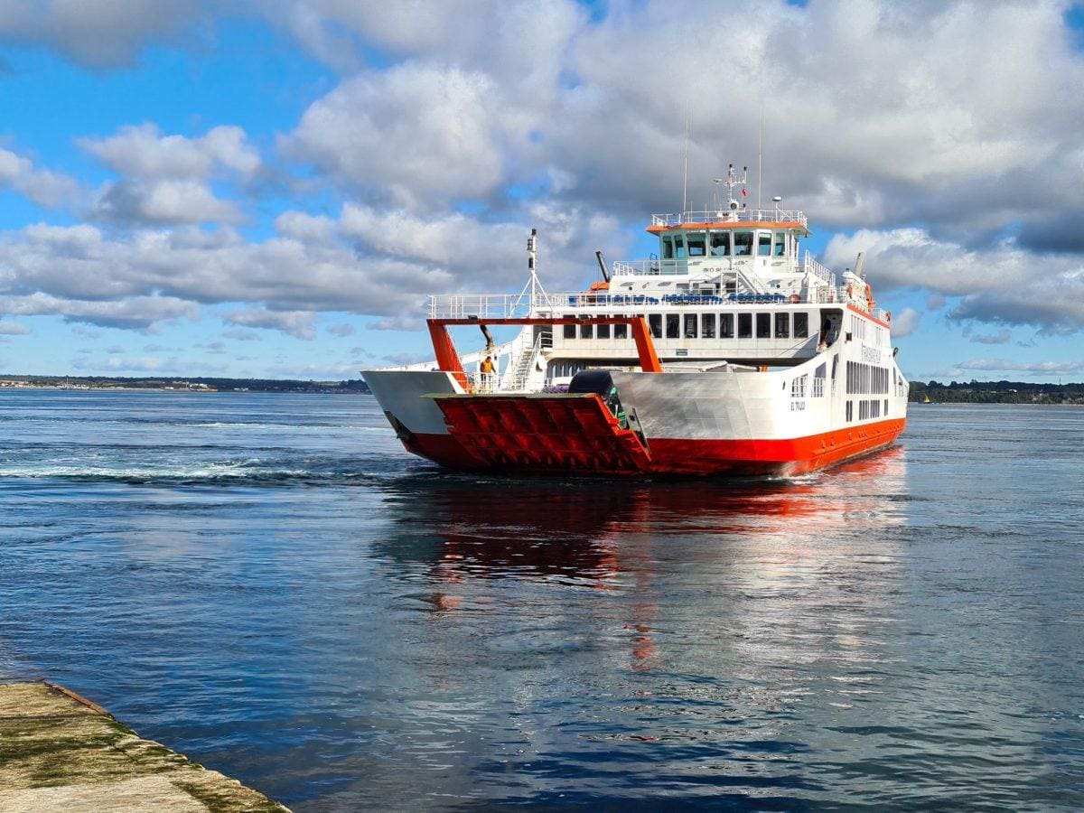 Actualmente, el cruce entre Chiloé y el continente depende de un sistema de transbordadores que atraviesa el Canal de Chacao.
