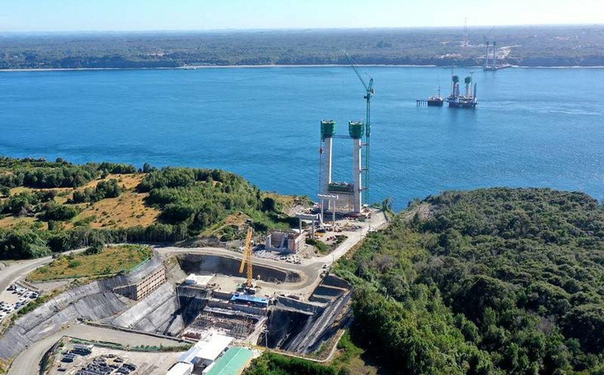 Las obras del Puente Chacao avanzan sobre el canal, enfrentando uno de los mayores desafíos de ingeniería del país.