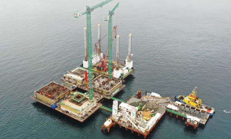 La construcción se desarrolla sobre el Canal de Chacao, en un entorno marcado por fuertes corrientes y condiciones climáticas exigentes.