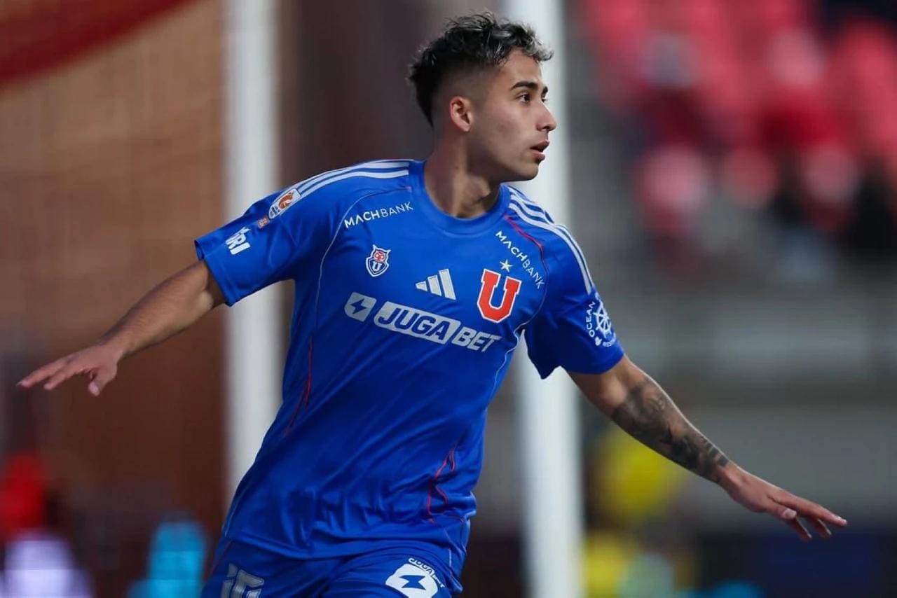 Lucas Assadi durante su etapa como jugador de Universidad de Chile, antes de dar el salto al fútbol europeo