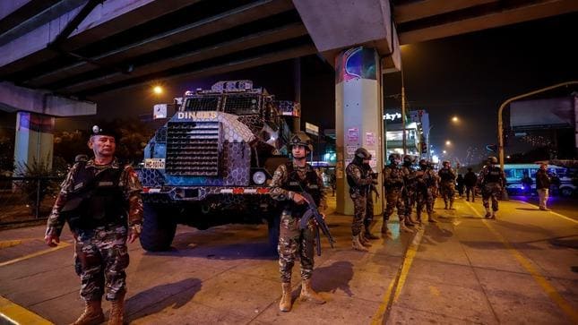 Las Fuerzas Armadas peruanas participan en operaciones de seguridad en zonas declaradas bajo estado de emergencia