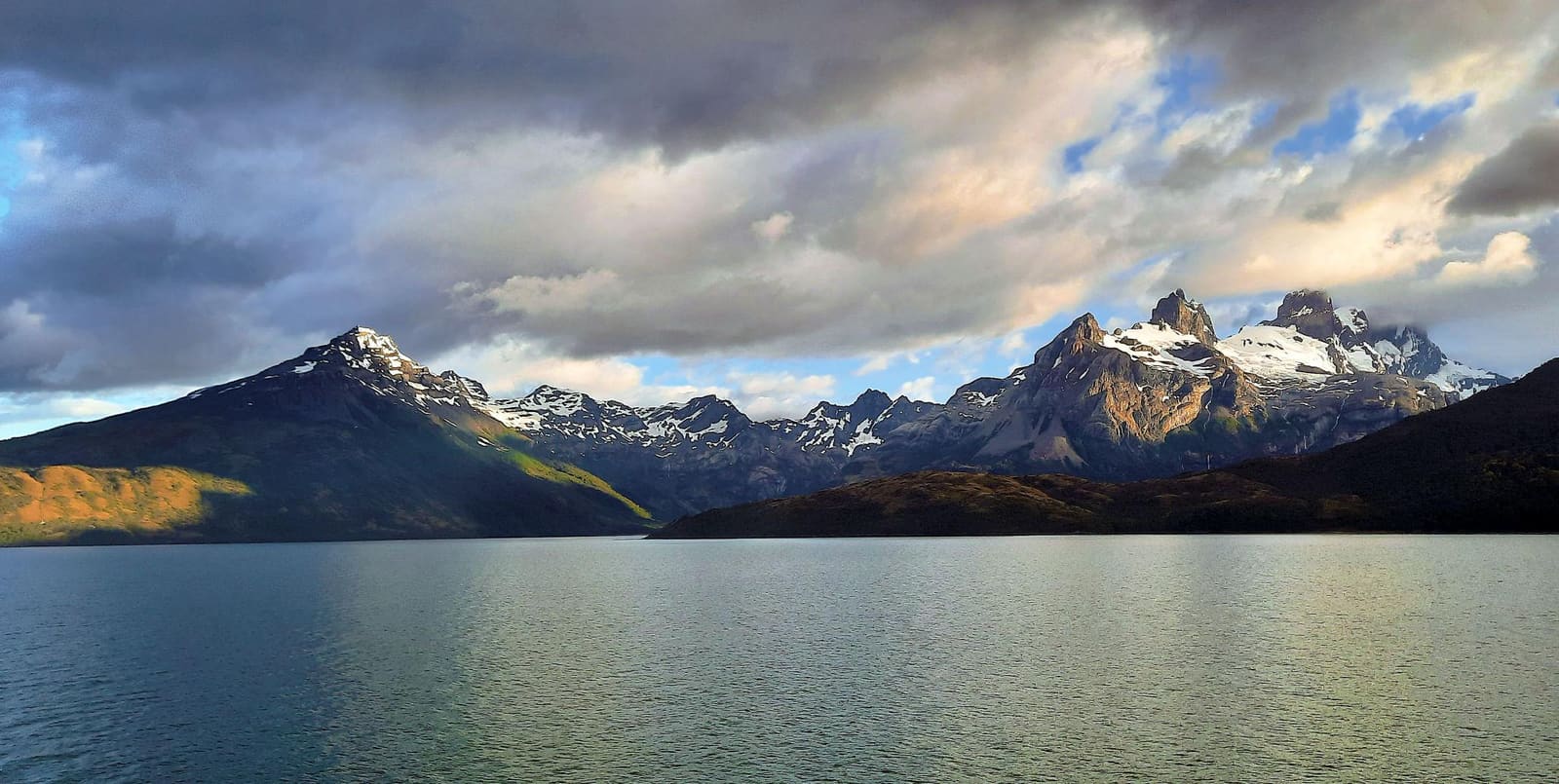 El extremo austral de Chile, donde los fuertes vientos y la geografía de Magallanes ofrecen condiciones excepcionales para el desarrollo de energía renovable.