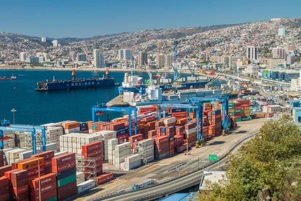 El puerto de Valparaíso representa la importancia del comercio marítimo de Chile y sus vínculos con socios internacionales, entre ellos la Unión Europea.