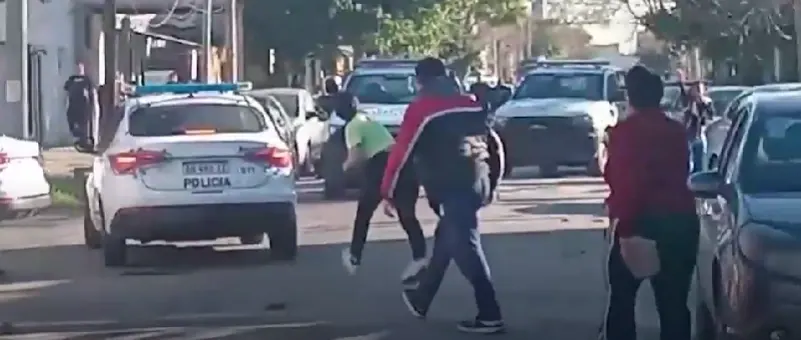 El violento episodio ocurrió en Villa Tranquila, Avellaneda, durante un operativo que comenzó por un vehículo mal estacionado