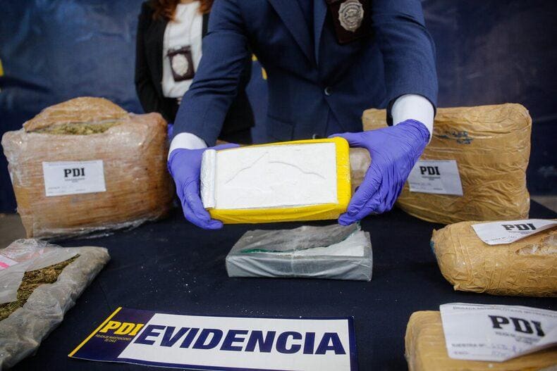 Parte de las sustancias incautadas por detectives durante los allanamientos.