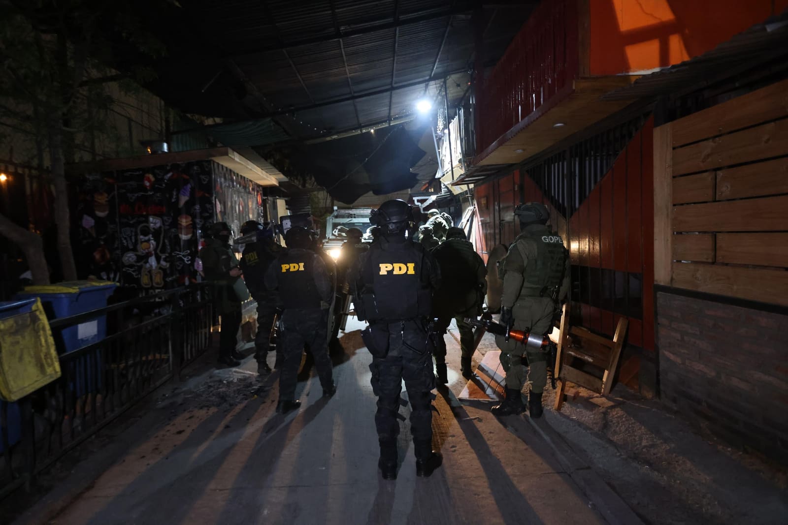 Operativo de la PDI en La Pintana terminó con diez personas detenidas y la incautación de drogas y otros elementos vinculados al microtráfico.